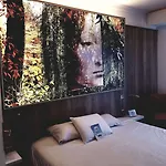 Kyriad Centre 3*