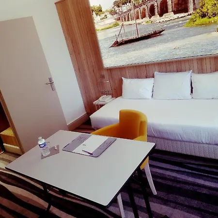 Kyriad Centre 3* טור