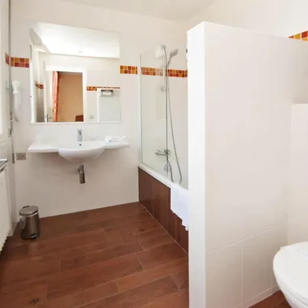 Kyriad Centre 3* تور