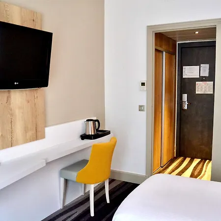 Kyriad Centre 3*