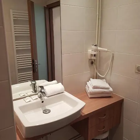 Kyriad Centre 3*