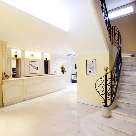 Kyriad Centre 3*