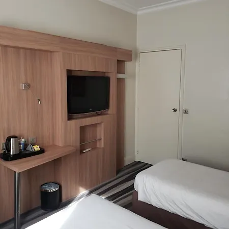Kyriad Centre 3*