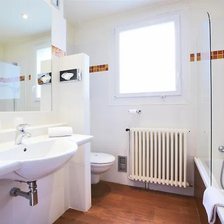 فندق Kyriad Centre 3*