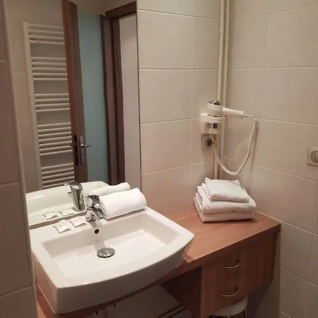 فندق Kyriad Centre 3*