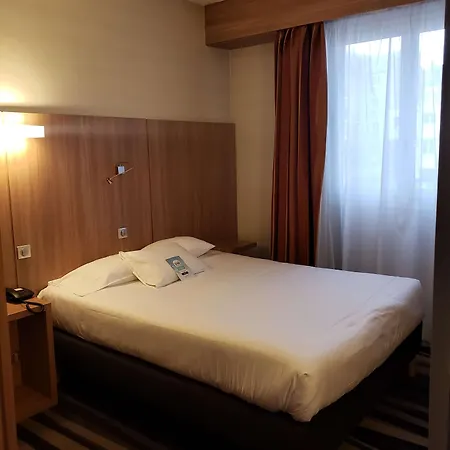 Kyriad Centre 3*