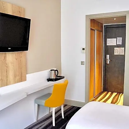 Hotel Kyriad Centre 3*