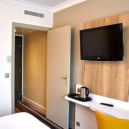 Hotel Kyriad Centre 3*