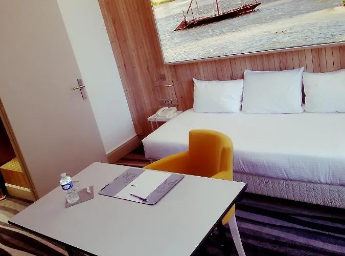 Kyriad Centre 3* טור