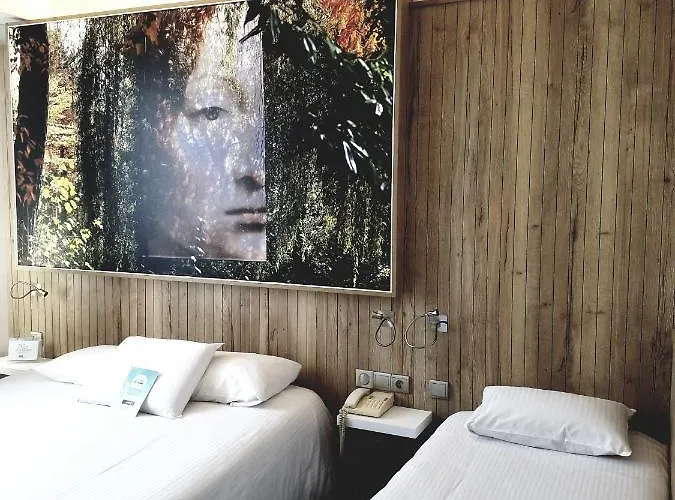 Kyriad Centre מלון 3*